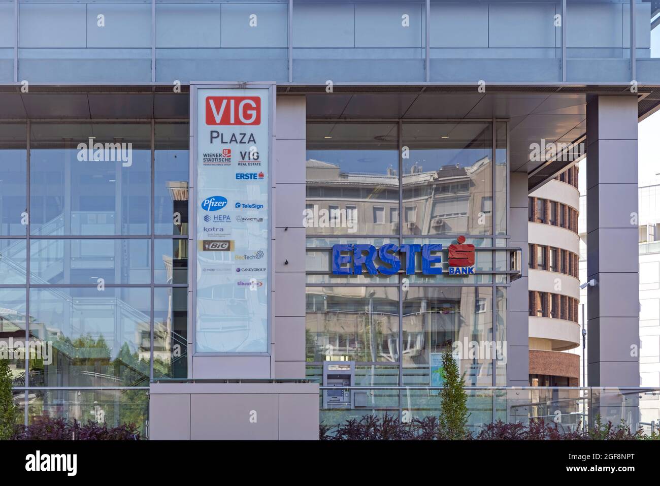 Belgrad, Serbien - 10. August 2021: VIG Plaza Sign Business Office Building in New Belgrade. Stockfoto