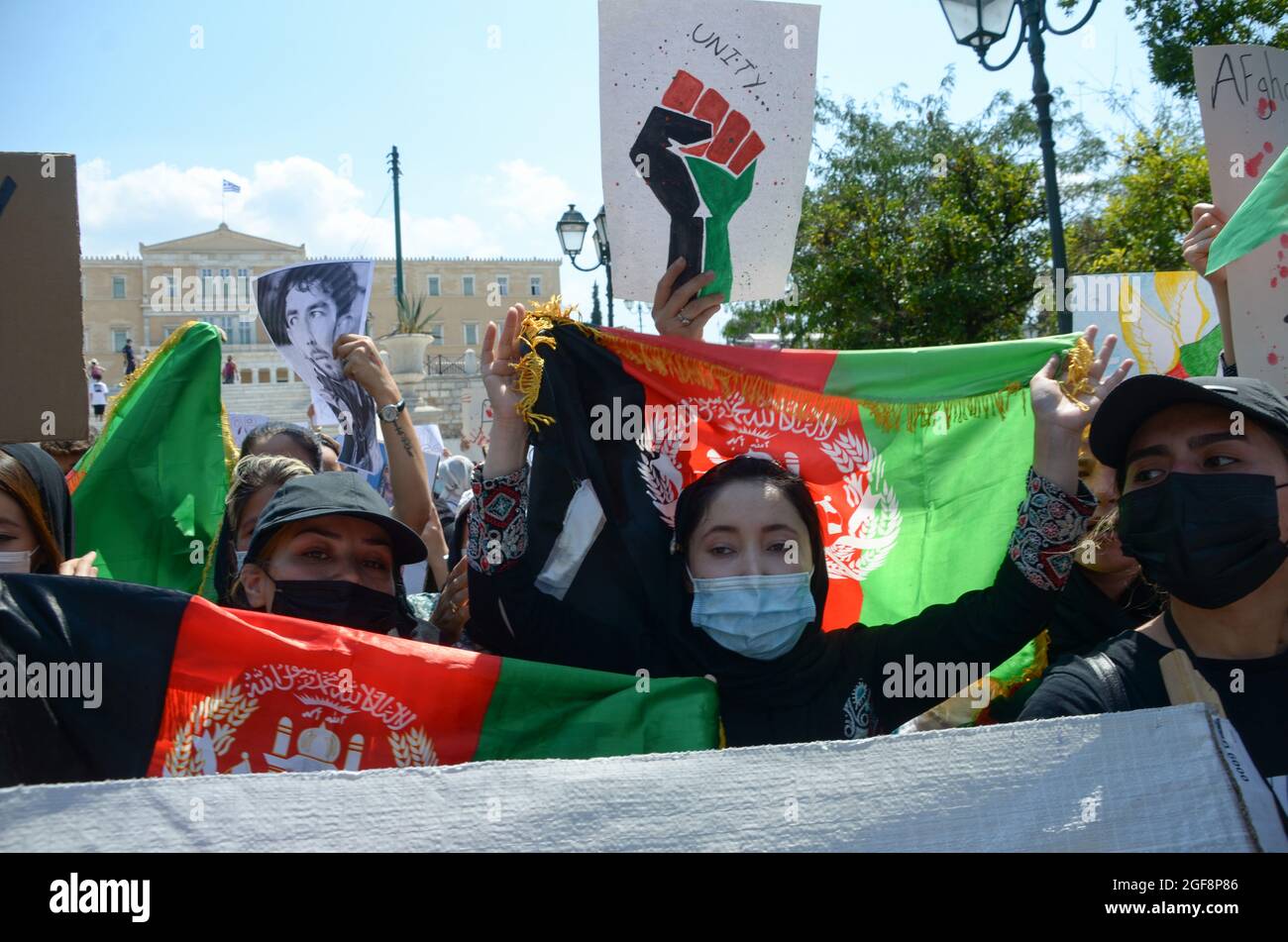 In Griechenland lebende afghanische Flüchtlinge protestieren am 19. August 2021 in Athen, Griechenland, gegen die Wiederübernahme der Kontrolle durch die Taliban. Stockfoto