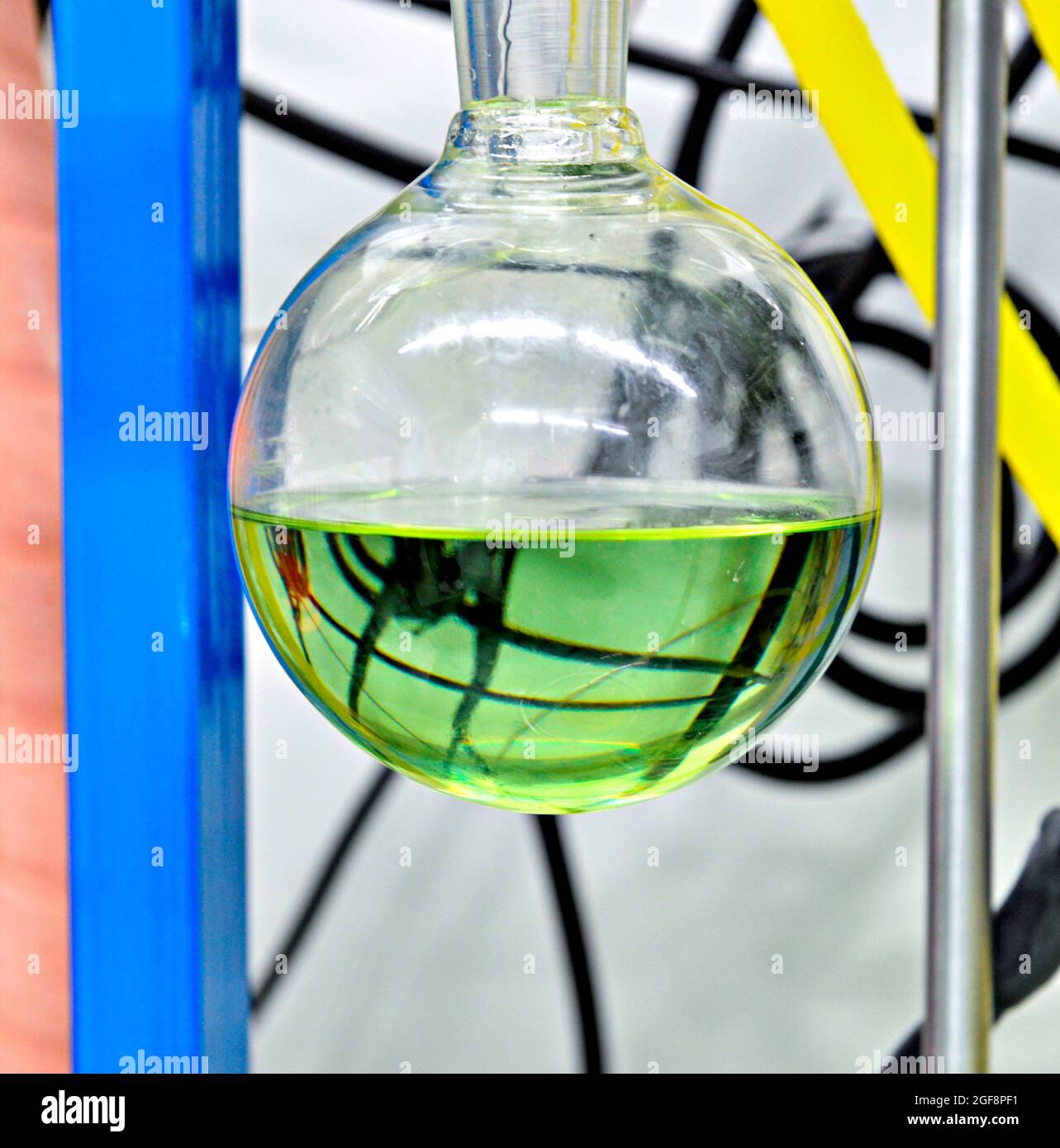 Reste der Destillation werden bei der Herstellung von Cannabisöl im Labor in einer Glasflasche hergestellt. Stockfoto