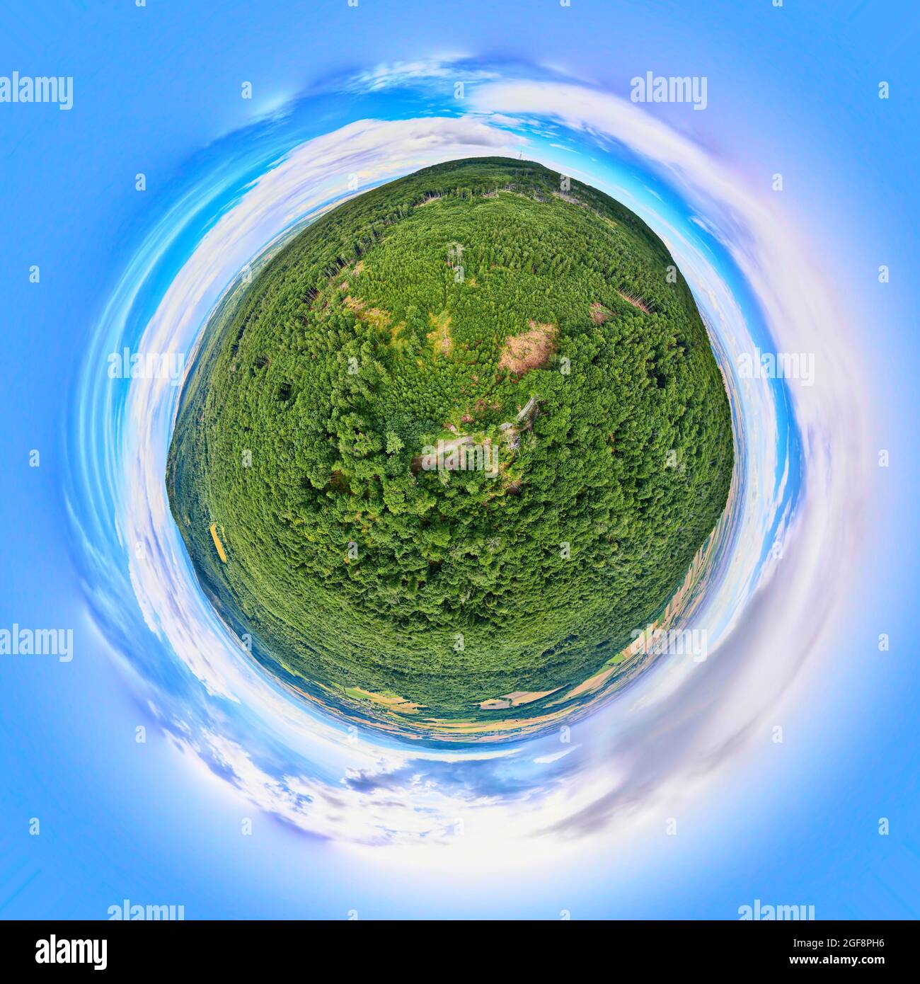 Kugelförmiges 360-Grad-Panorama der Sommerlandschaft mit Feldern und grünem Gras. Kleines Planetenpanorama Stockfoto