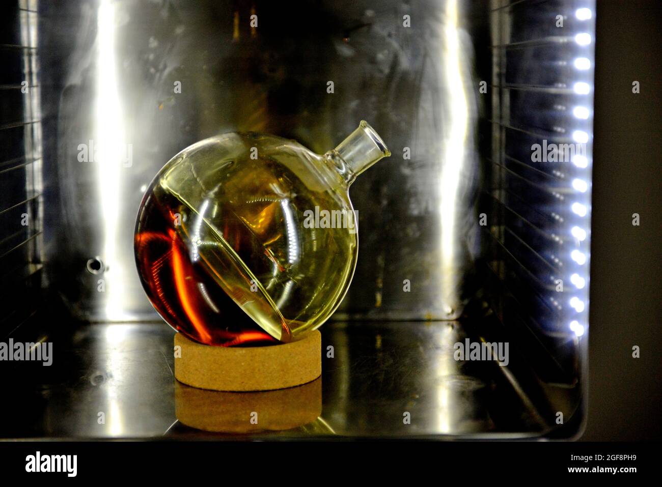 Hochwertiges Cannabisöl im Labor in einer Glasflasche. Stockfoto