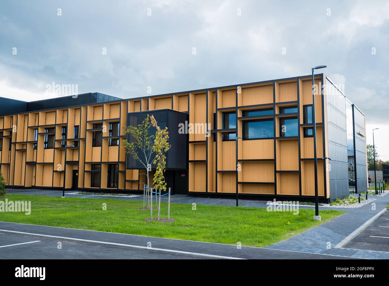gymnasium-school-building-fotos-und-bildmaterial-in-hoher-aufl-sung