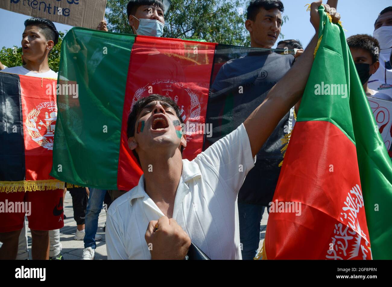 In Griechenland lebende afghanische Flüchtlinge protestieren am 19. August 2021 in Athen, Griechenland, gegen die Wiederübernahme der Kontrolle durch die Taliban. Stockfoto