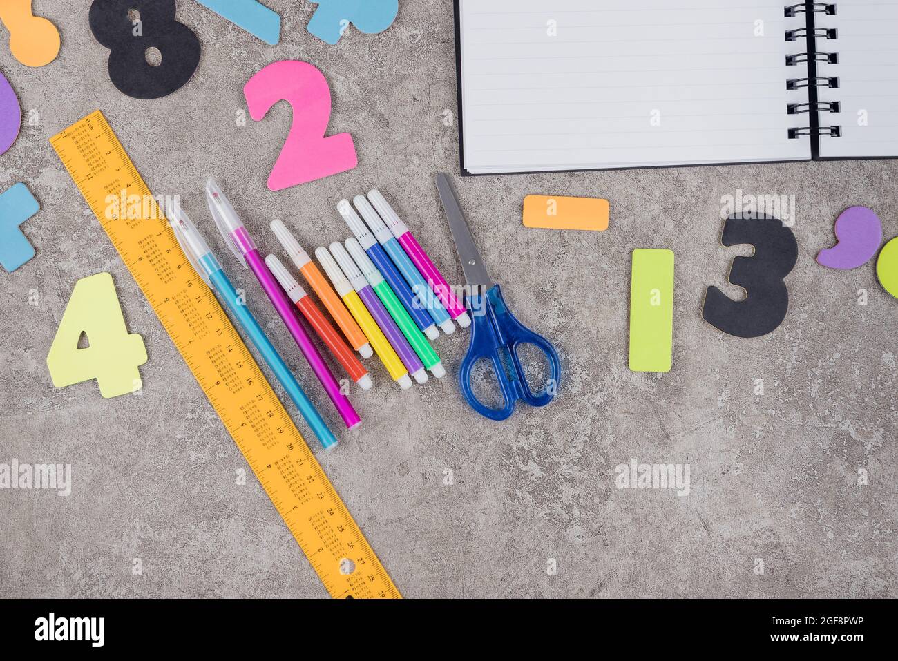 Hintergrund der Schule mit Sortiment Schreibwaren. Stockfoto