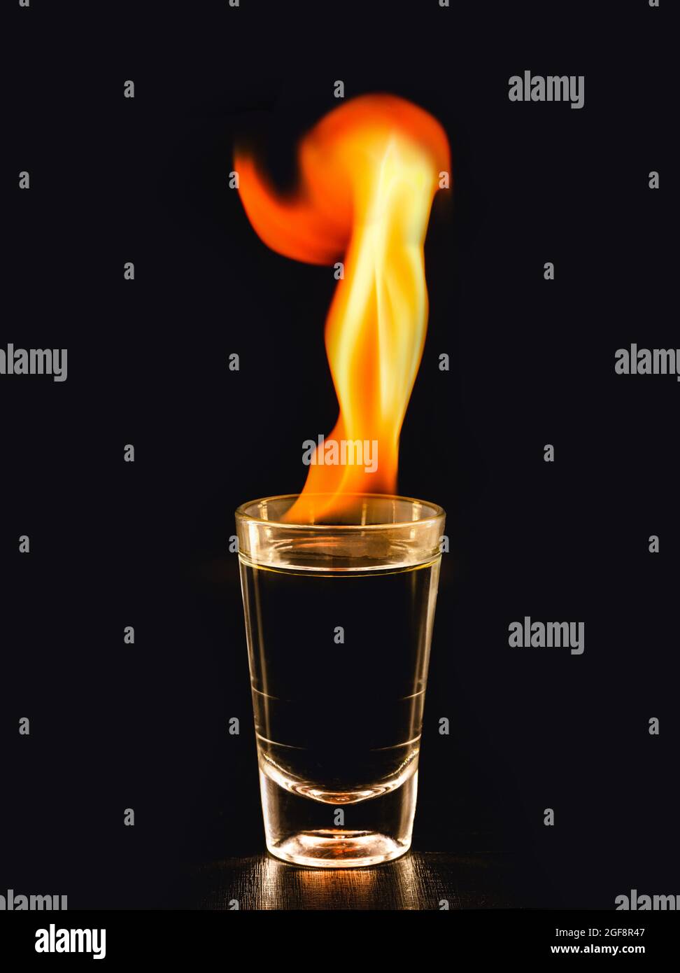 Brennende alkoholische Getränke mit großer Flamme, auf schwarzem Hintergrund mit Kopierraum Stockfoto