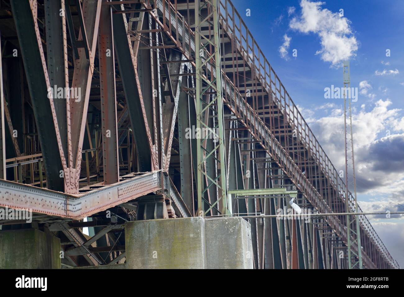 Stahlkonstruktion als Eisenbahnbrücke in Deutschland mit genieteten