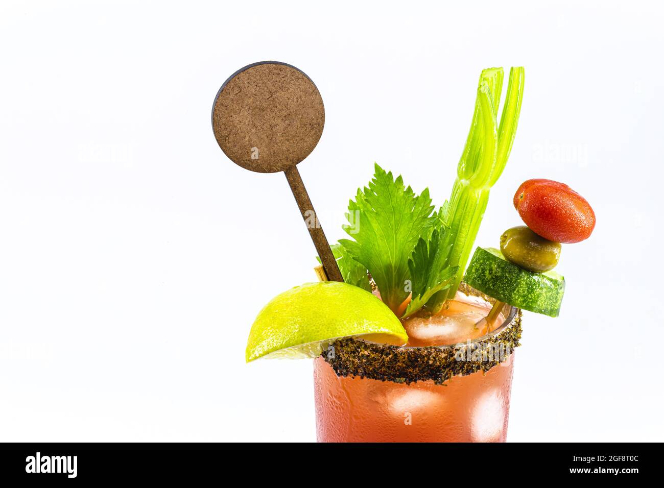 Canadian Caesar Drink, typisch kanadisches Getränk, mit heißer Sauce, Sellerie, Zitrone, Wodka und Eis. Kopierraum, isolierter weißer Hintergrund Stockfoto