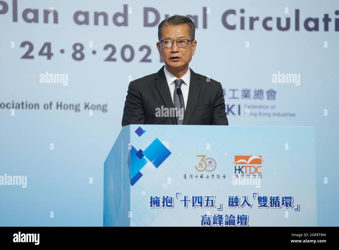 (210824) -- HONGKONG, 24. August 2021 (Xinhua) -- Paul Chan, Finanzsekretär der Regierung der Sonderverwaltungsregion Hongkong (HKSAR), spricht über den Gipfel über den 14. Fünfjahresplan und die Doppelzirkulationsstrategie in Hongkong, Südchina, am 24. August 2021. In Hongkong wurde eine Reihe von Aktivitäten zur Einführung des 14. Fünfjahresplans (2021-2025) für die nationale sozioökonomische Entwicklung durchgeführt. (Xinhua/Wang Shen) Stockfoto