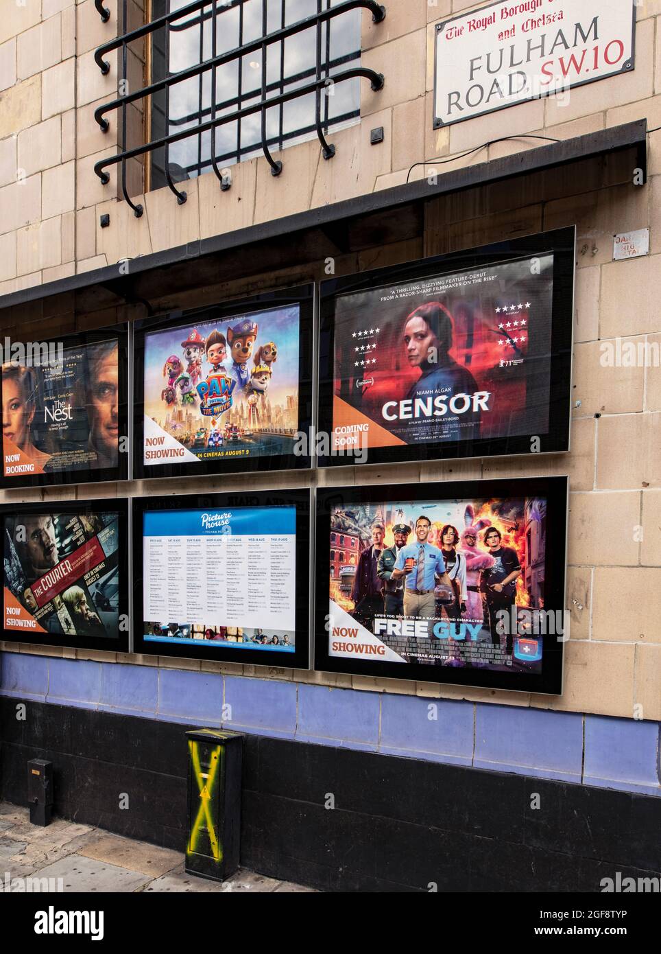 Kino in der Fulham Road, London, mit demnächst erscheinenden Filmen, kurz nach der Lockdown-Freigabe Stockfoto