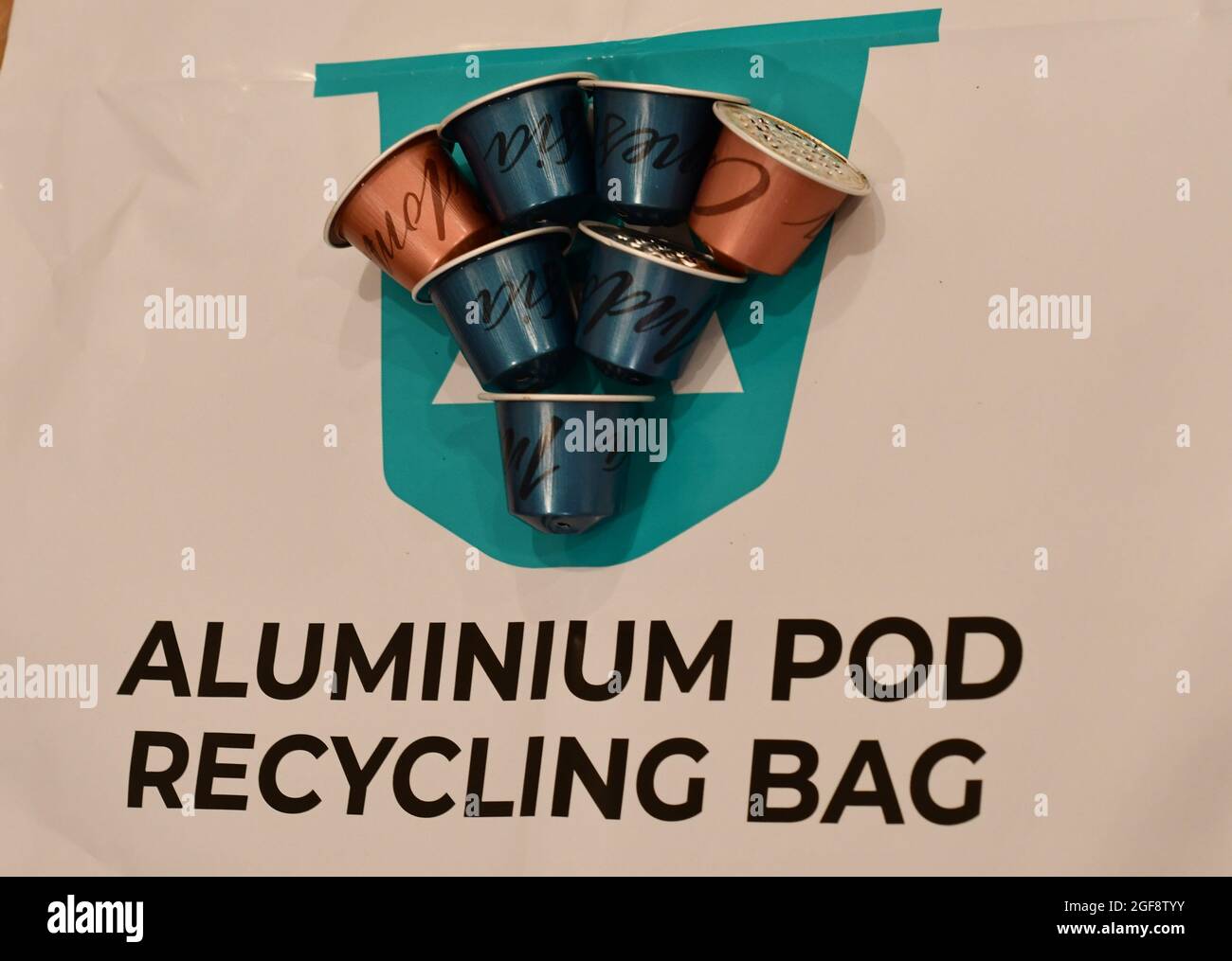 Eine Reihe von Kaffeepads auf dem Recyclingbeutel Stockfoto