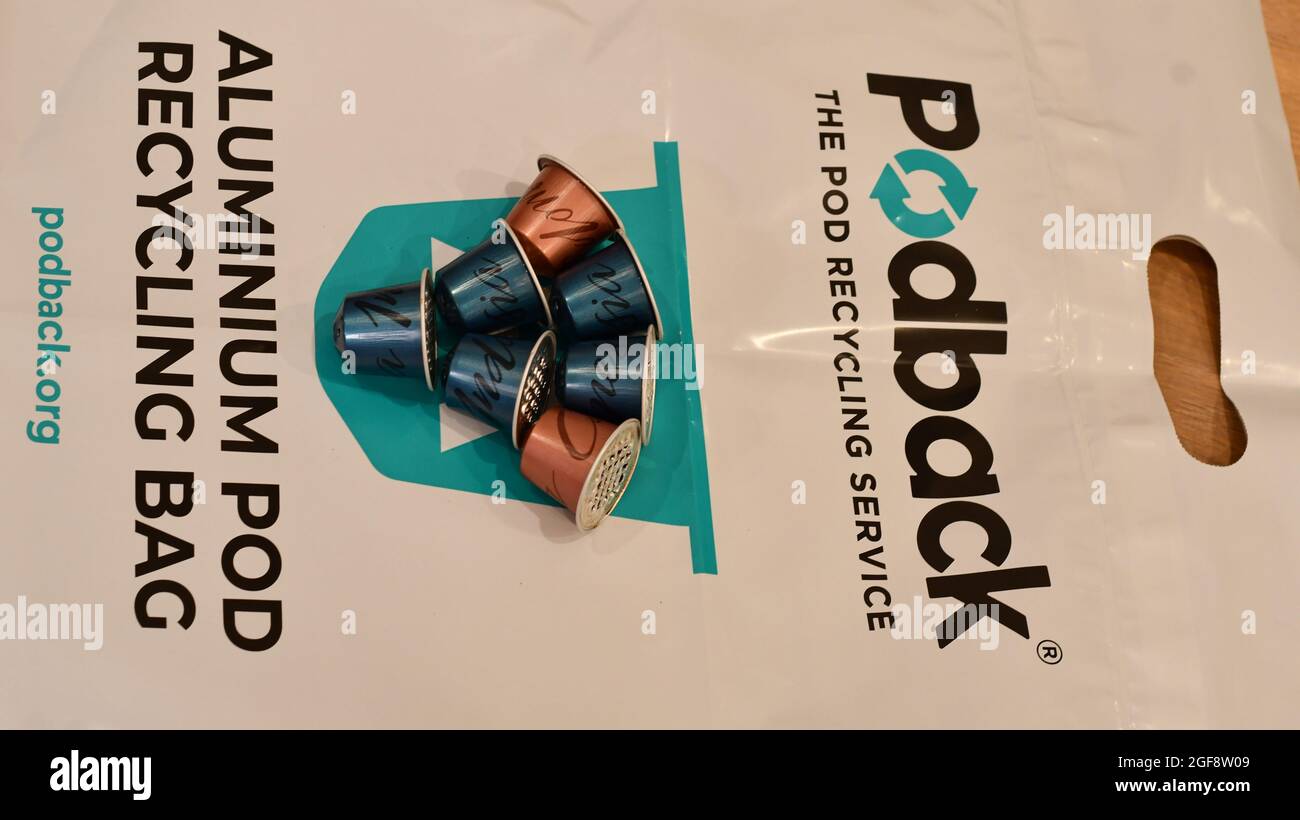 Eine Reihe von Kaffeepads auf dem Recyclingbeutel Stockfoto