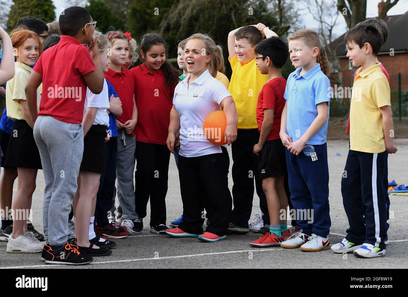 Die britische Paralympische Olympiasiegerin im Schwimmen, Ellie Simmonds, und die Schüler der Active Kids-Veranstaltung an der Four Oaks Primary School 2017 Stockfoto