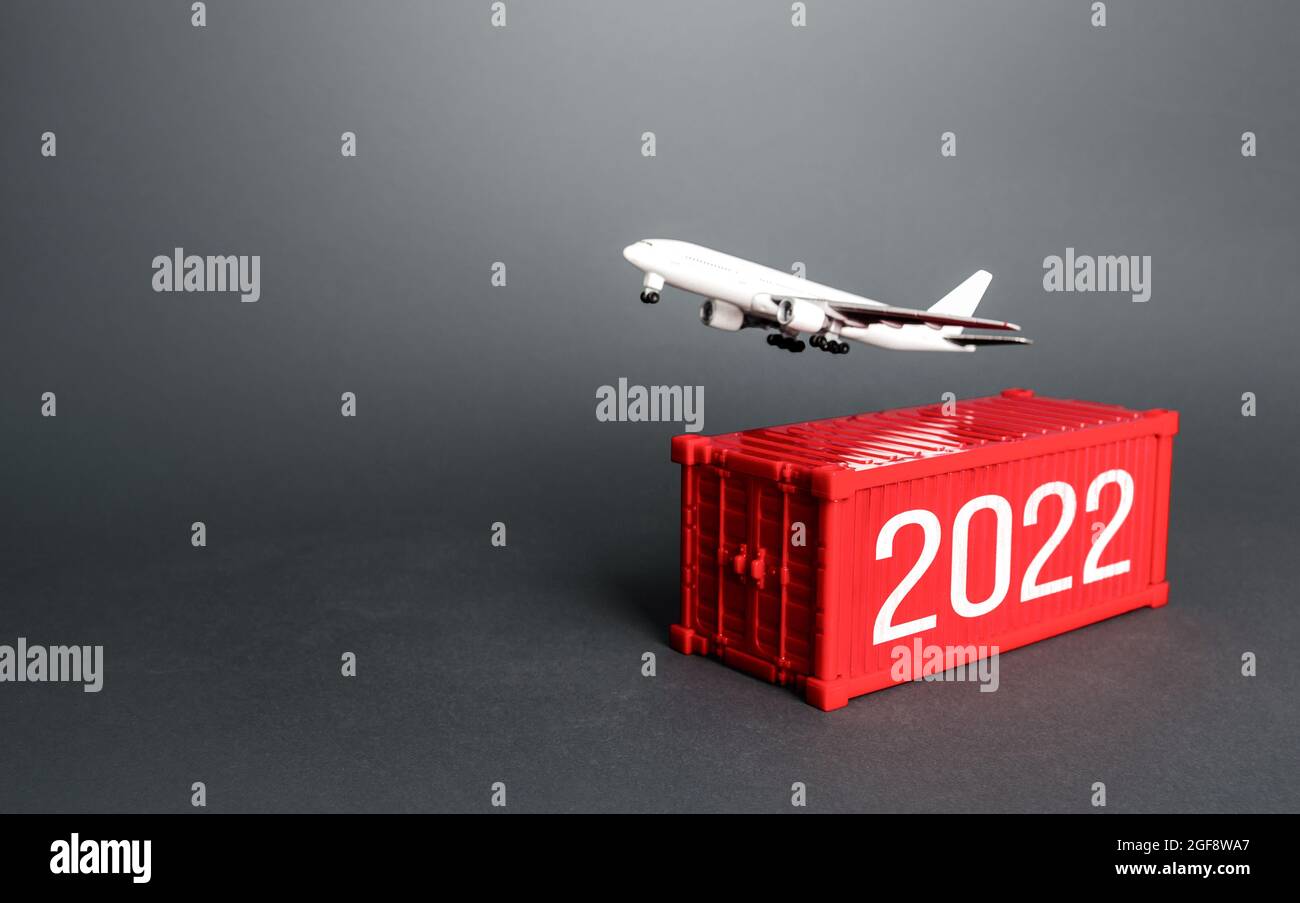 Flugzeug und 2022 Jahre Schiff Container. Analyse der Prognose des Güterverkehrs im nächsten Jahr. Entwicklung von Infrastrukturprojekten. Express Air Deliver Stockfoto