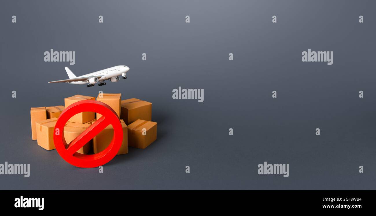 Frachtflugzeug, Kisten und rotes Verbotssymbol NEIN. Embargo und Sanktionen. Ein Flugverbot. Nicht fliegende Zone. Fehlende Lufttransportkapazität. Fracht und Stockfoto