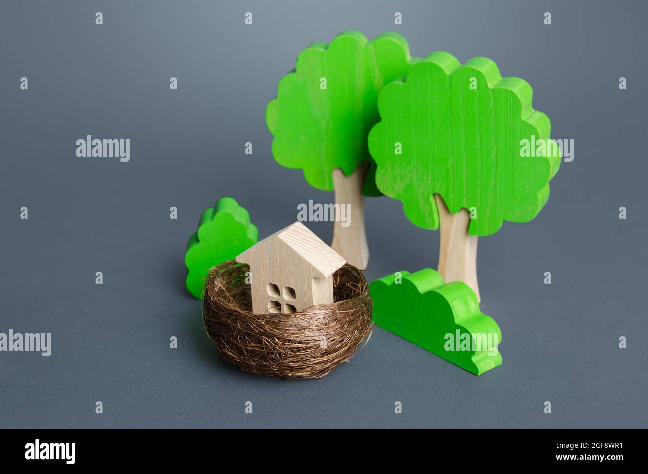Haus in einem Nest im Wald. Umweltfreundlicher Wohnraum, Energieeffizienz, keine CO2-Emissionen. Bau eines Hauses aus natürlichen umweltfreundlichen Materialien Stockfoto