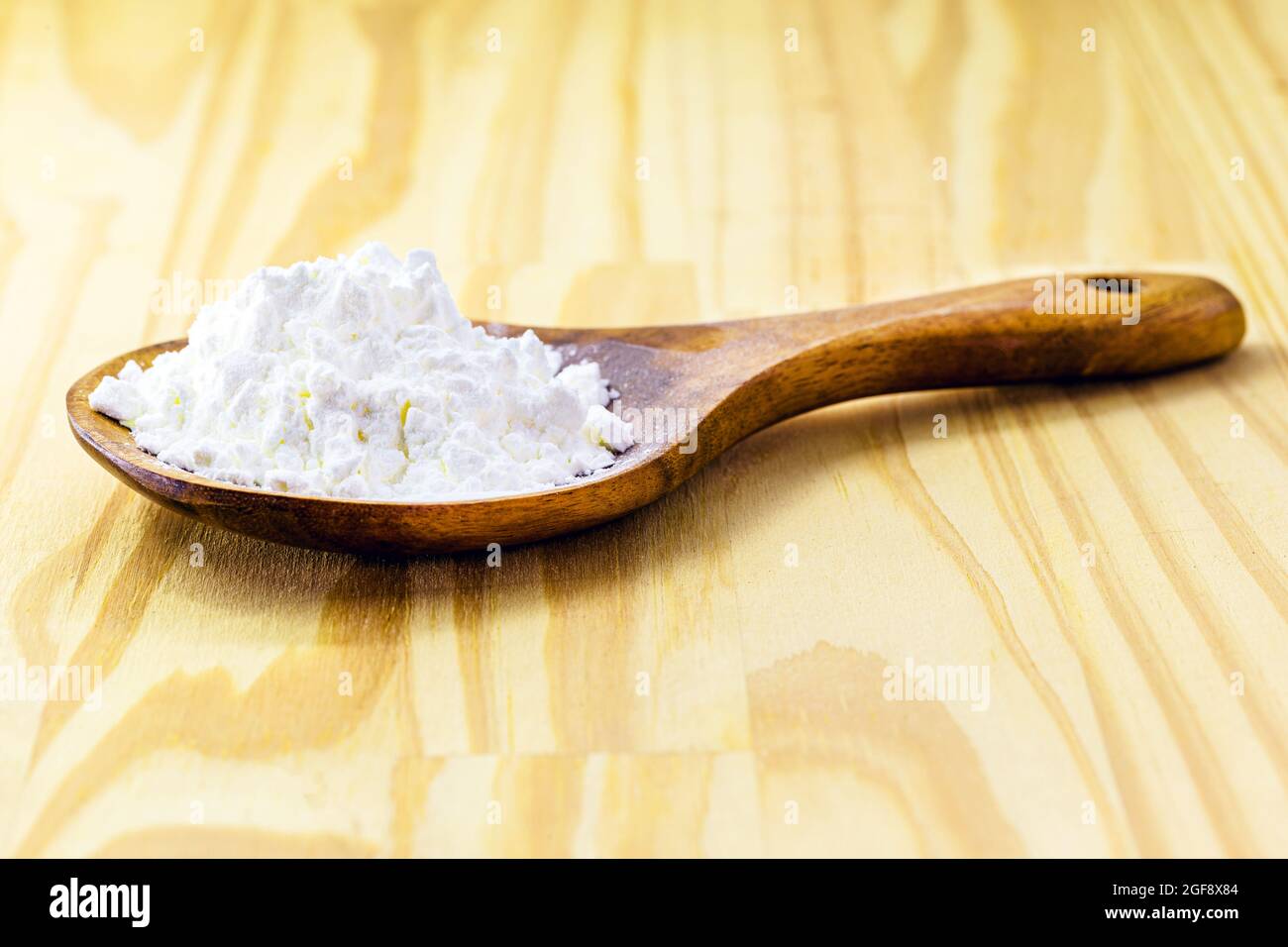 Löffel mit Maisstärke, Mehl aus Mais verwendet, um Cremes zu machen oder als Verdicker, kopieren Raum Stockfoto