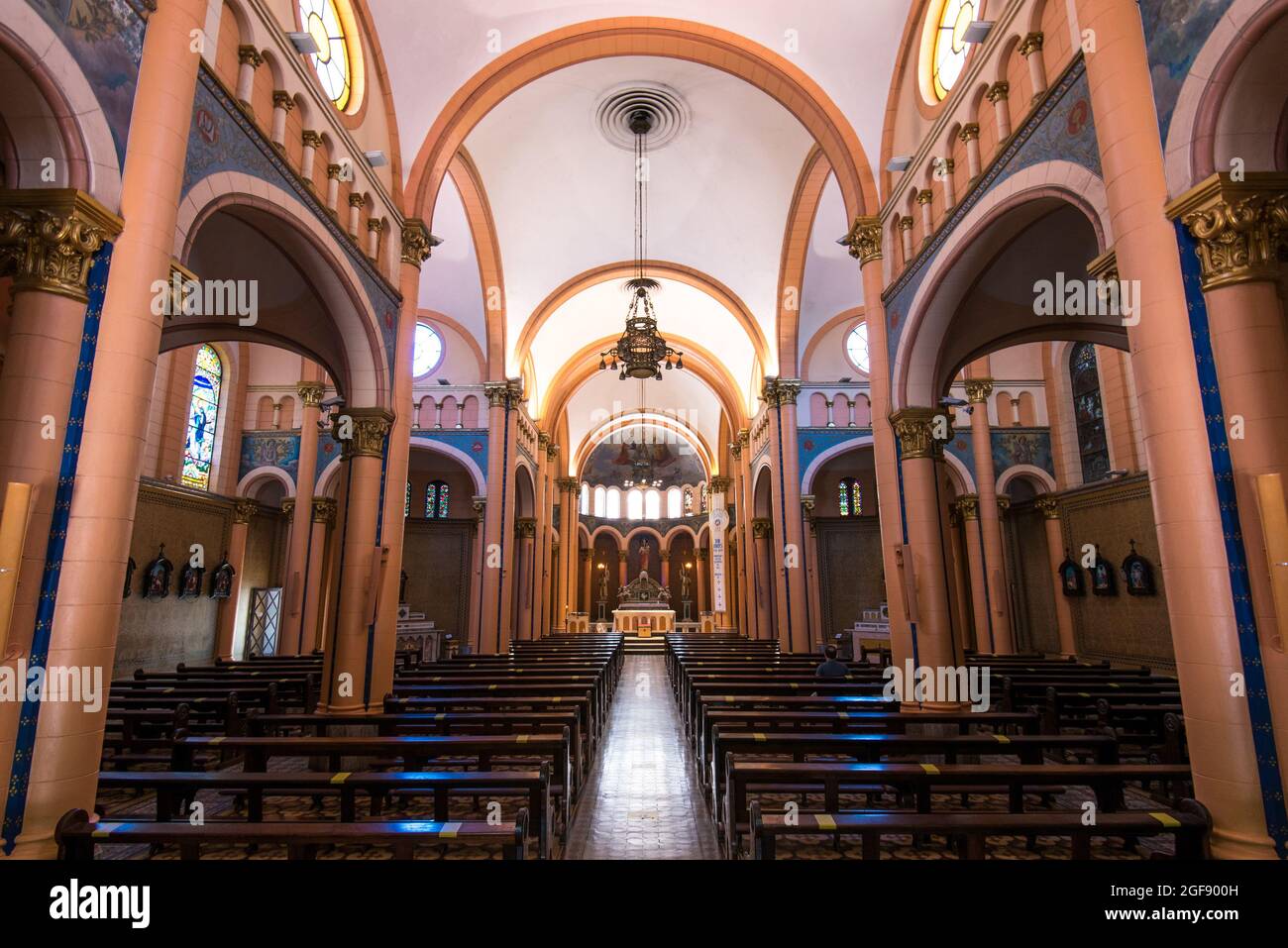 Rio de Janeiro, Brasilien - 30. Januar 2021: Innenraum der katholischen Kirche Unsere Liebe Frau des Friedens im Bezirk Ipanema. Stockfoto