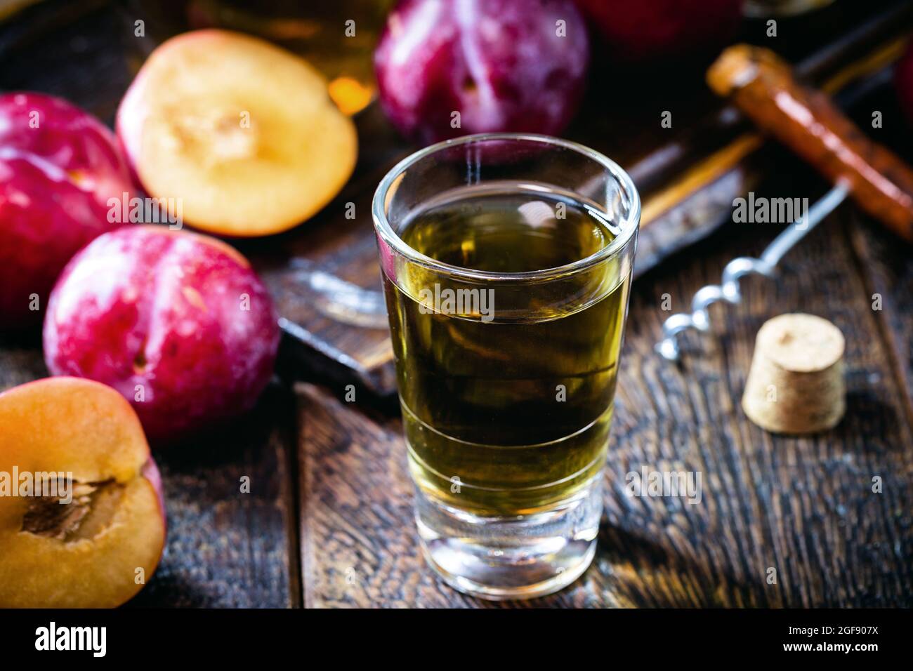 Pflaumenlikör, alkoholisches Getränk mit traditioneller Pflaume aus dem Nahen Osten und asien Stockfoto