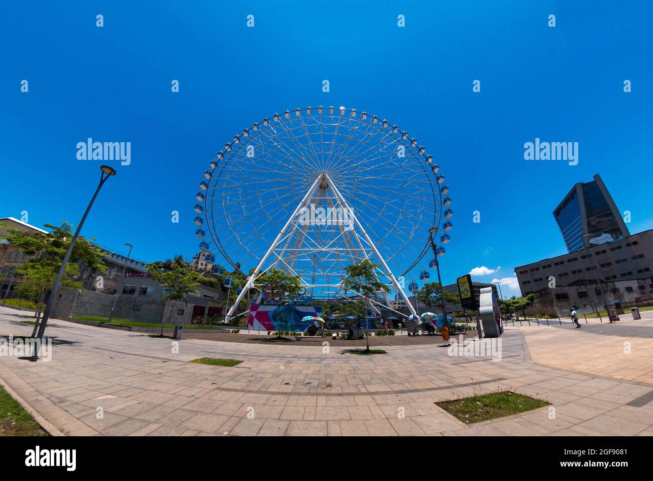 Rio de Janeiro, Brasilien - 14. Januar 2021: Verzerrte Fischansicht des Riesenrads Rio Star auf dem Olympic Boulevard. Stockfoto