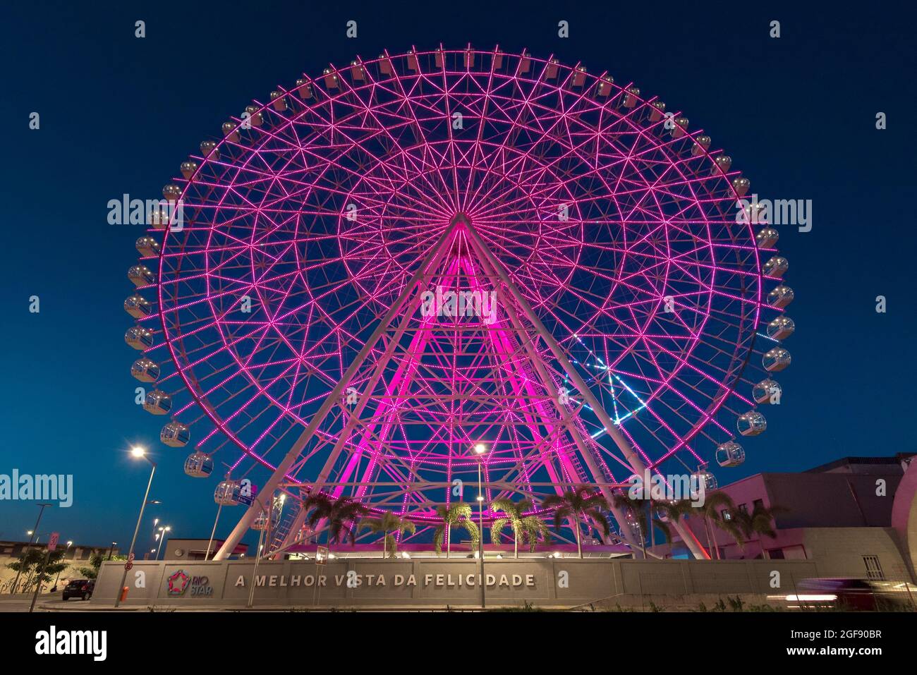 Rio de Janeiro, Brasilien - 18. Januar 2021: Das Rio Star-Riesenrad wird nachts mit farbenfrohen RGB-LED-Lichtern beleuchtet. Stockfoto