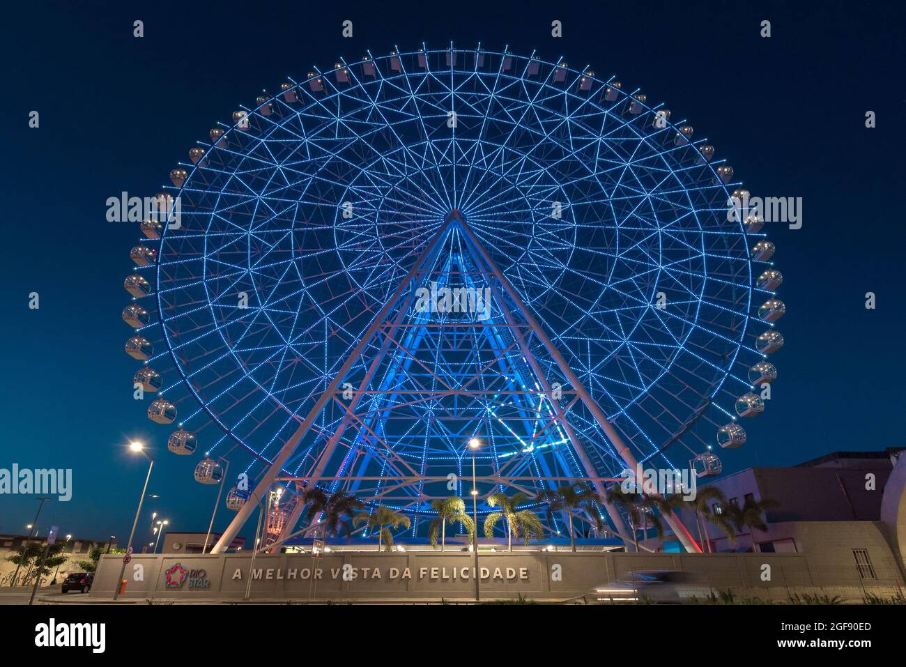 Rio de Janeiro, Brasilien - 18. Januar 2021: Das Rio Star-Riesenrad wird nachts mit farbenfrohen RGB-LED-Lichtern beleuchtet. Stockfoto