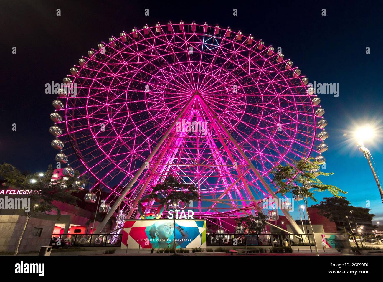 Rio de Janeiro, Brasilien - 18. Januar 2021: Das Rio Star-Riesenrad wird nachts mit farbenfrohen RGB-LED-Lichtern beleuchtet. Stockfoto
