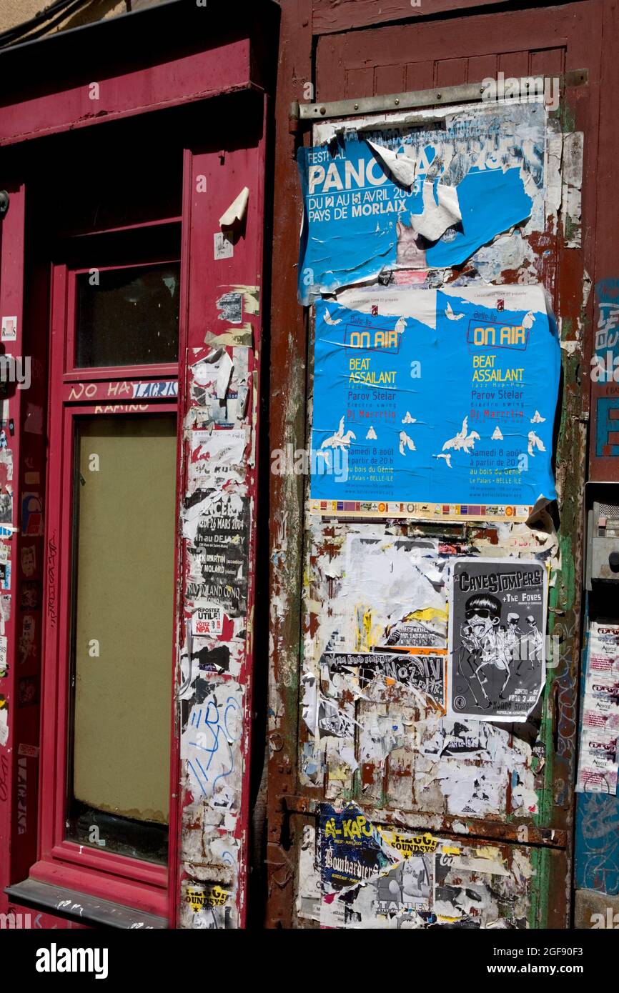 Eine Sackgasse an der Rue St-Michel, Rennes, Bretagne, Frankreich: Bekannt als 'la rue de la soif', wegen seiner Anzahl von Bars: Diese Gasse ist mit Grafitti bedeckt Stockfoto