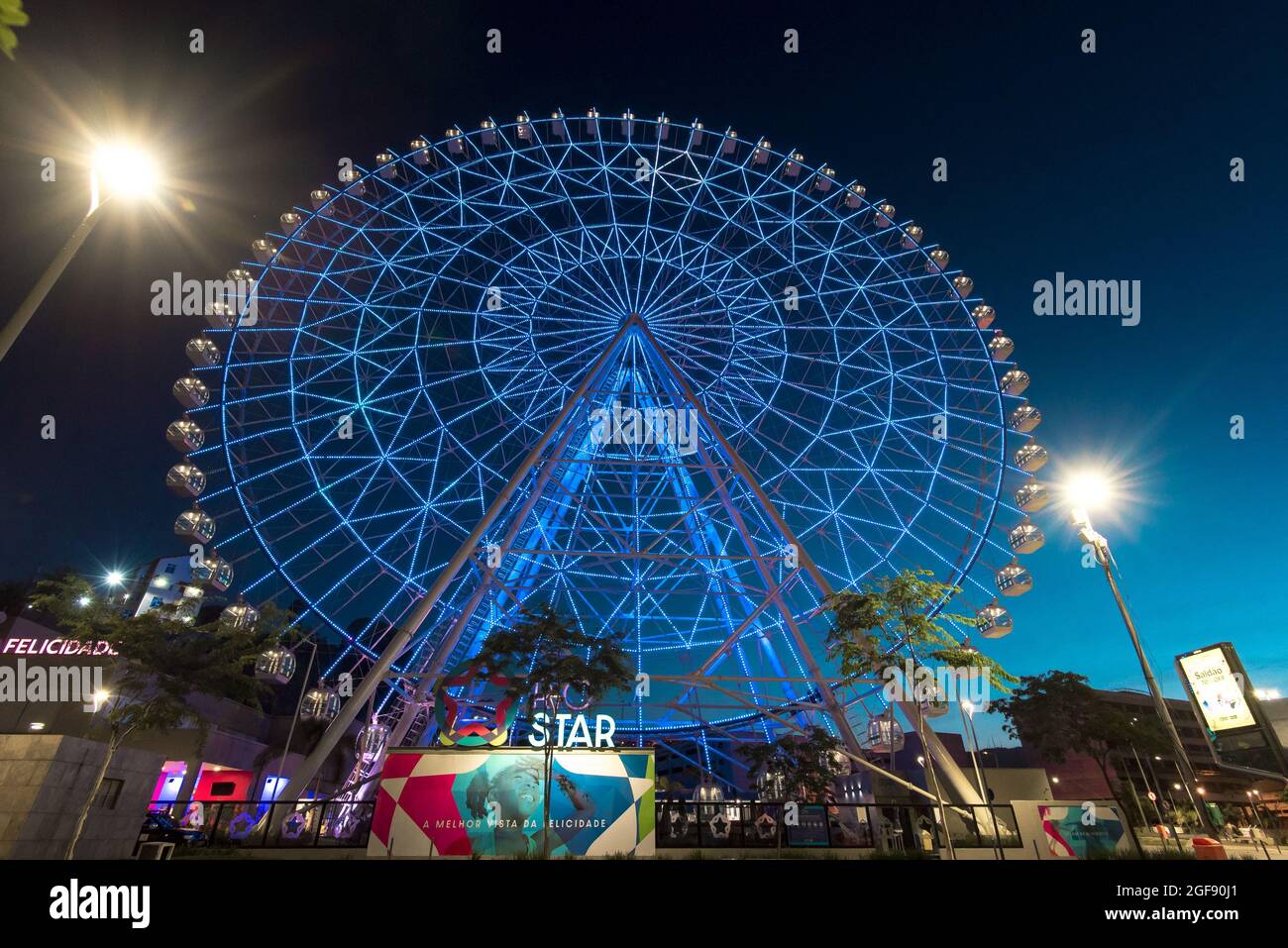Rio de Janeiro, Brasilien - 18. Januar 2021: Das Rio Star-Riesenrad wird nachts mit farbenfrohen RGB-LED-Lichtern beleuchtet. Stockfoto