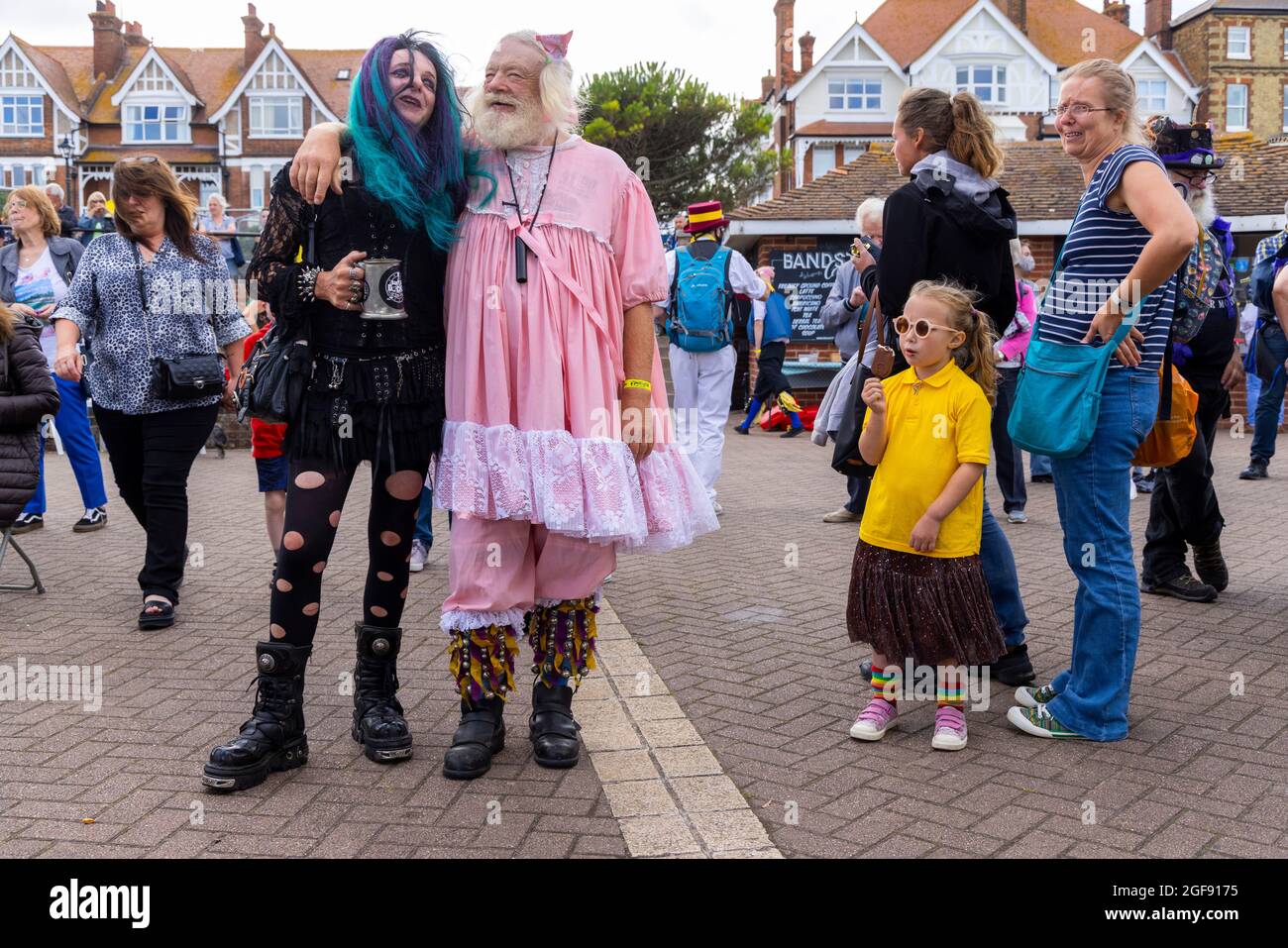 Trinity Morris verstopft während der Broadstairs Folk Week, August 2021, den Tanzgruppenorganisator in seinem Babymädchen-Kostüm mit einem Freund vom Bandstand Stockfoto