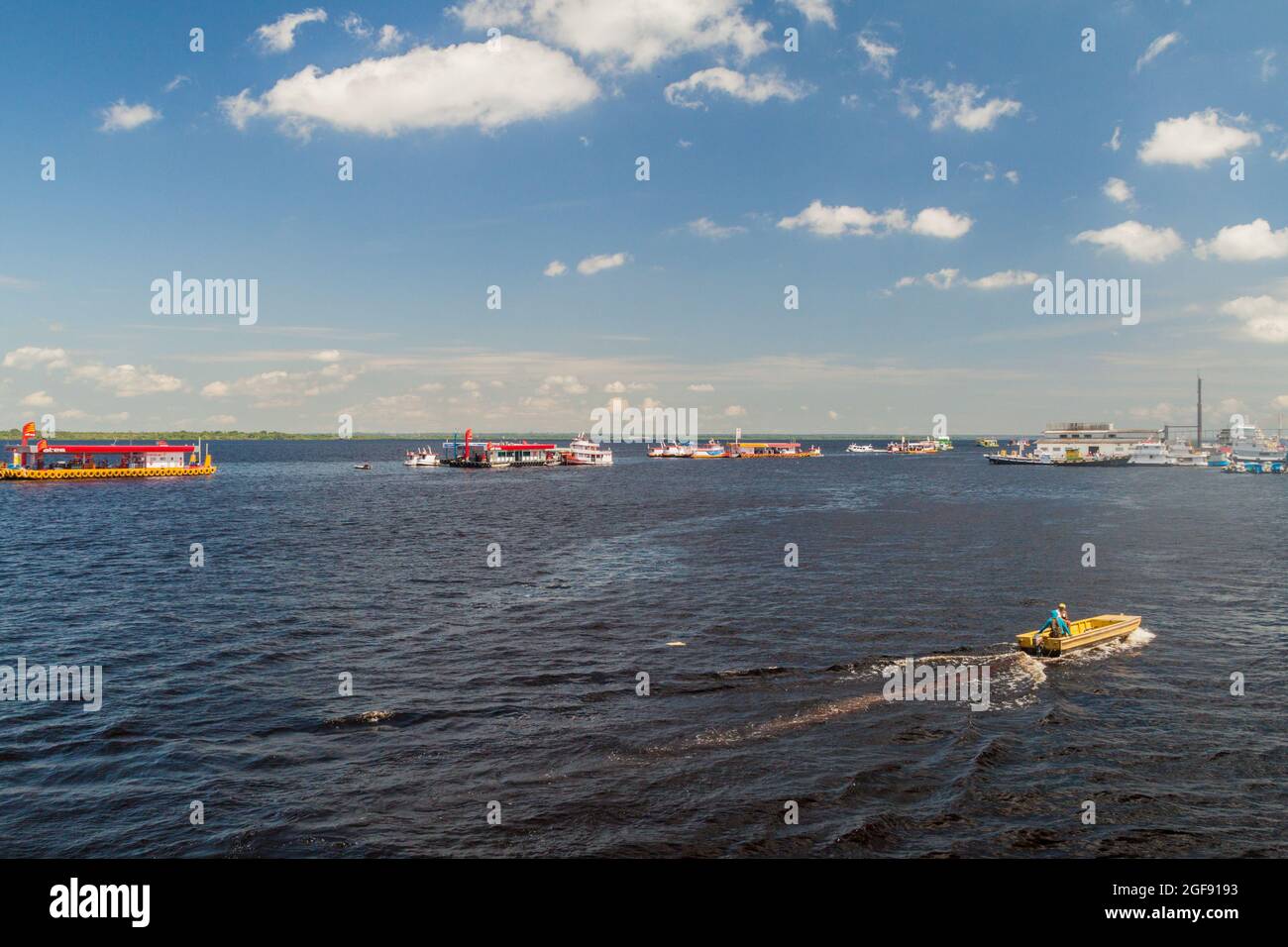 MANAUS, BRASILIEN - 27. JULI 2015: Schwimmende Tankstellen im Hafen von Manaus, Brasilien Stockfoto