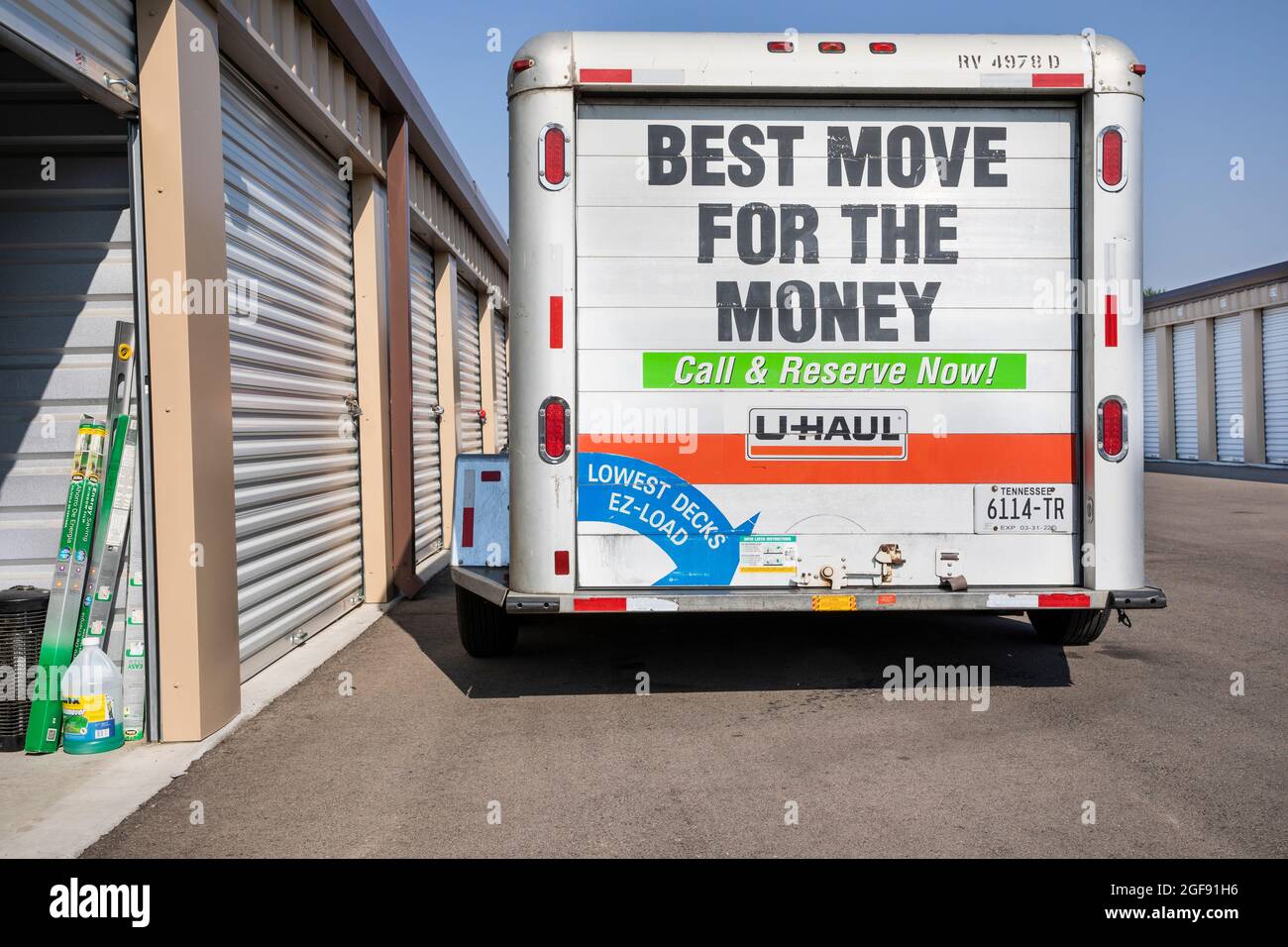 Bewegen von Sachen mit einem Uhaul-Anhänger Stockfoto