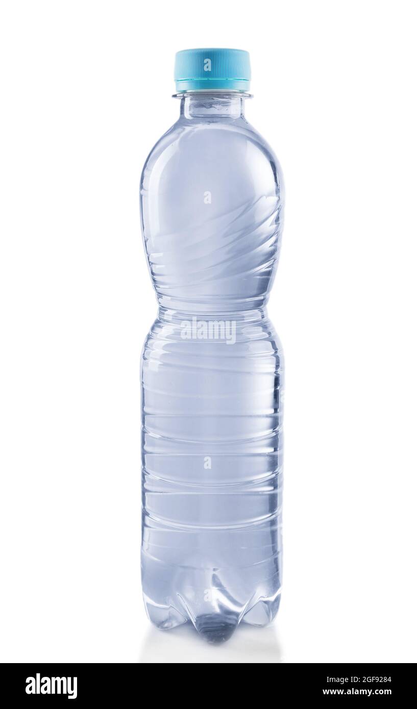 Wasserflaschen auf grauem Hintergrund, Nahaufnahme Stockfoto