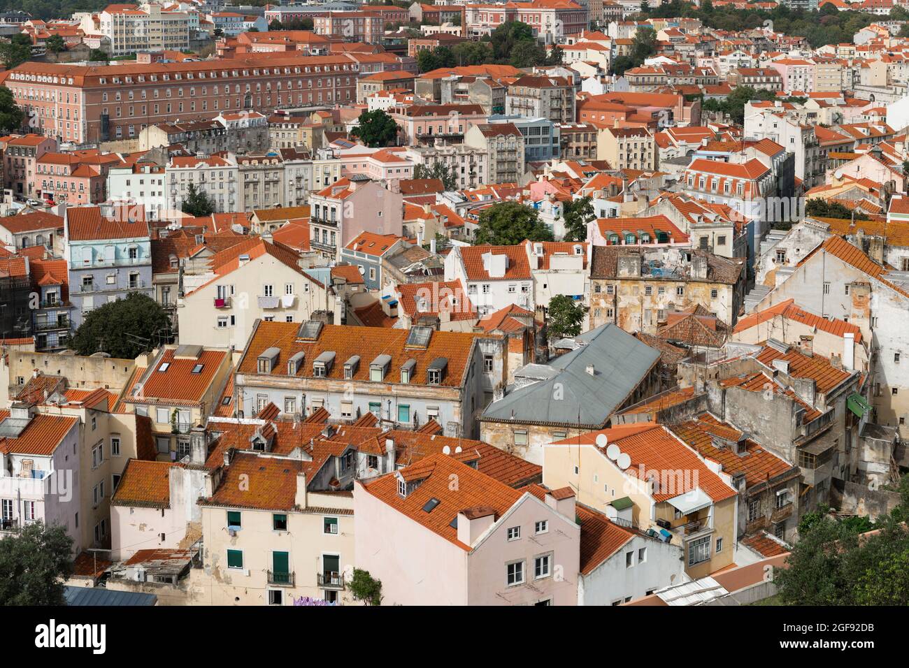 Blick auf traditionelle Gebäude im alten Mouraria-Viertel in der Stadt Lissabon, Portugal Stockfoto