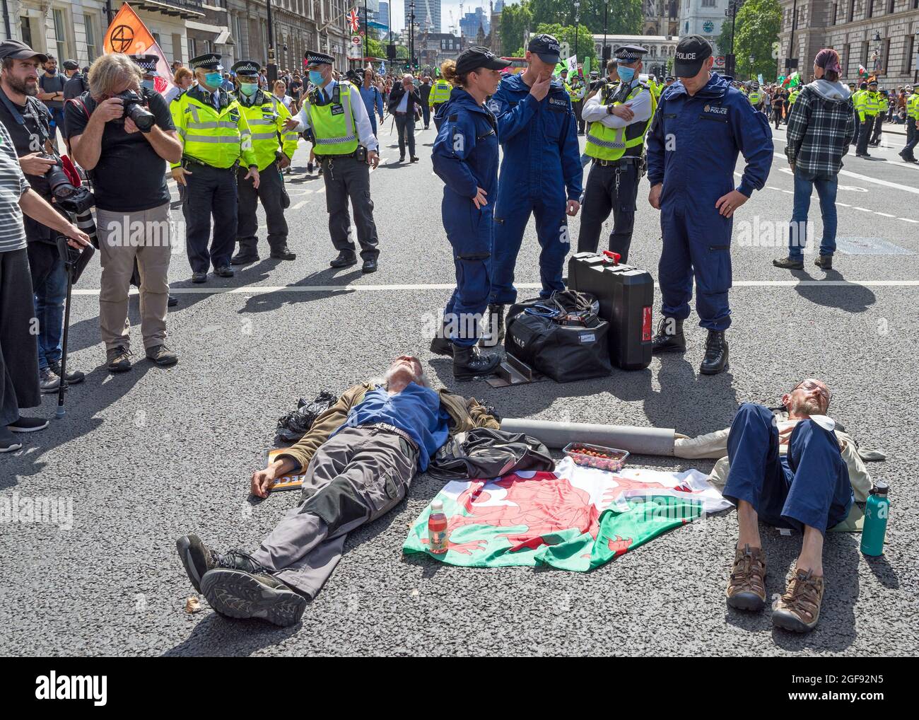 Extinction Rebellion protestiert gegen Whitehall aus Protest gegen HMRC und Barclays. Demonstranten mit in Röhren verschlossenen Armen, umgeben von der Polizei. Stockfoto