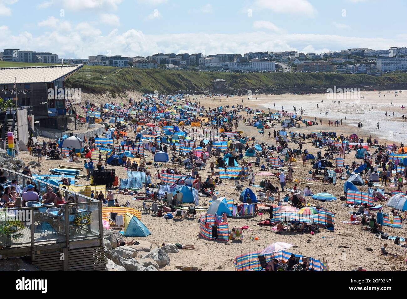 Boardmasters 2021 das Surf- und Musikfestival fand vom 13. Bis 15. August 2021 statt, mehr als 40000 Personen besuchten Boardmasters 2021 oberhalb von Watergate Bay, Cornwall, Großbritannien. Stockfoto