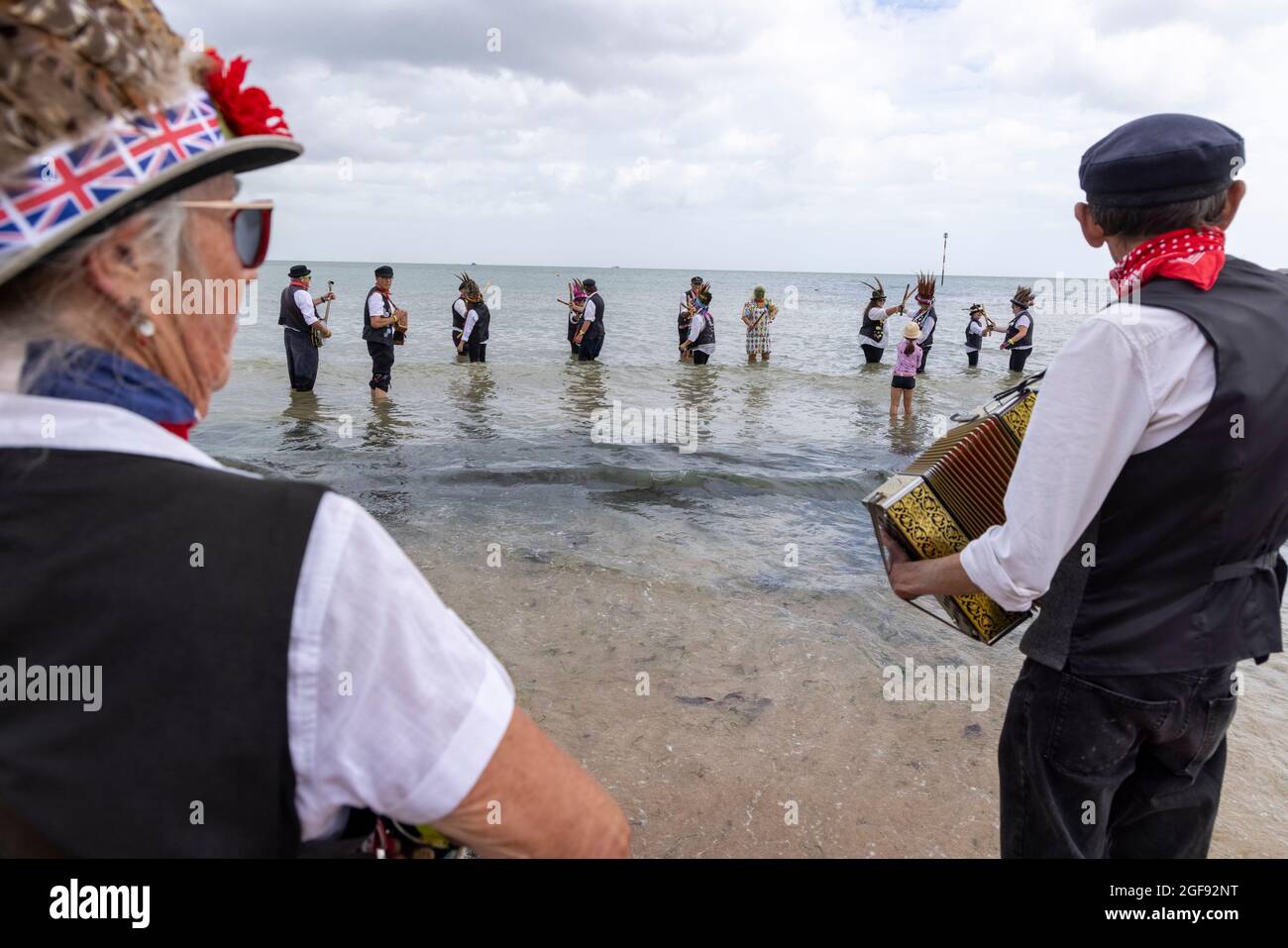 Eine Gruppe von morris-Tänzern von Dead Horse Morris paddelt in der Viking Bay, nachdem sie bei der Broadstairs Folk Week, August 2021, aufgetreten ist Stockfoto