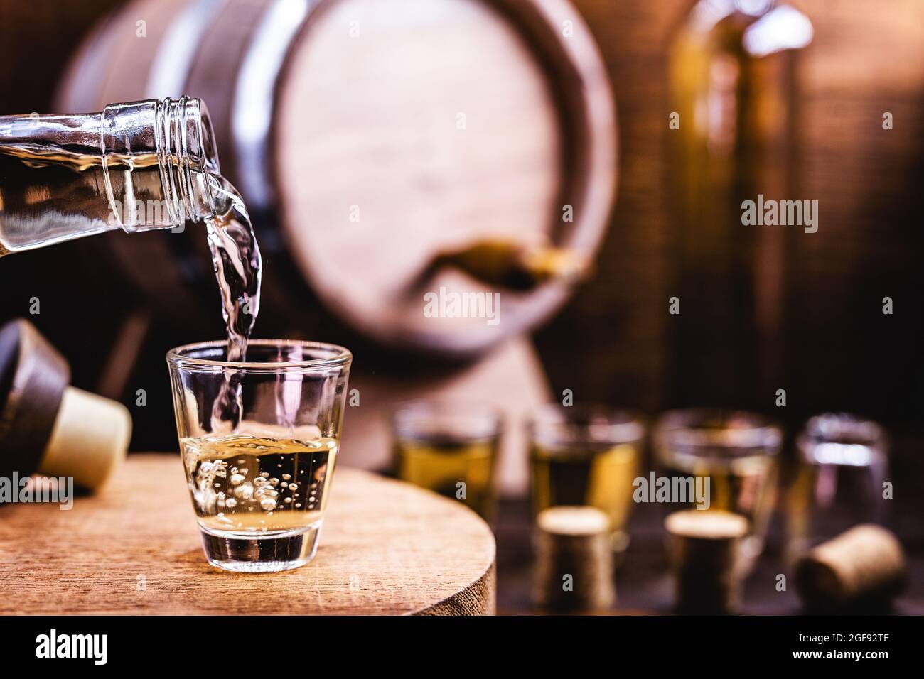 Glas, das mit einem Getränk serviert wird, bekannt als Cachaça, 'Pinga', destilliertes Zuckerrohr. Name des in Brasilien hergestellten Cognacs. Stockfoto