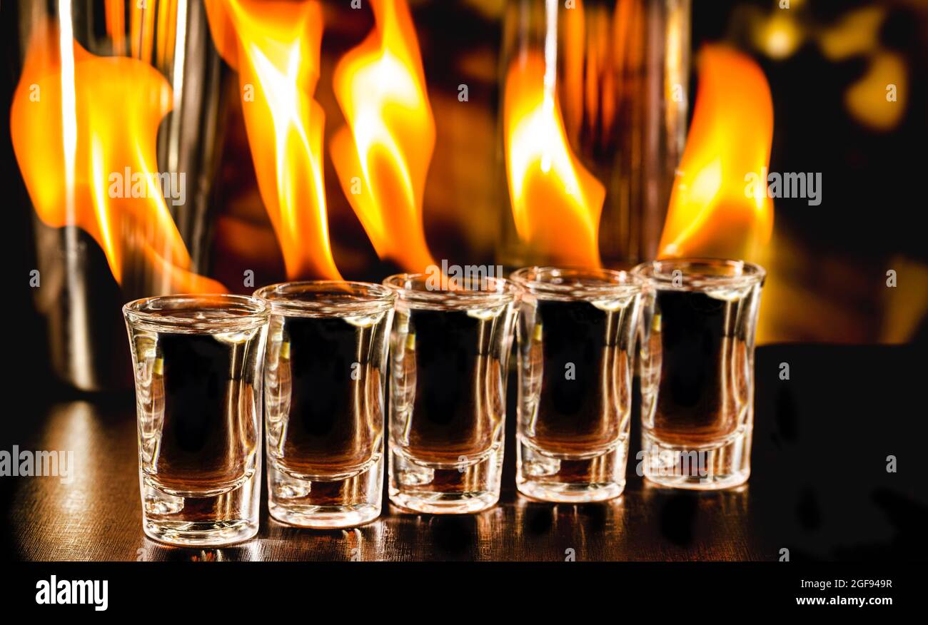 Flammender Tequila, mexikanisches Getränk, serviert mit Feuer, Glühgetränk Stockfoto