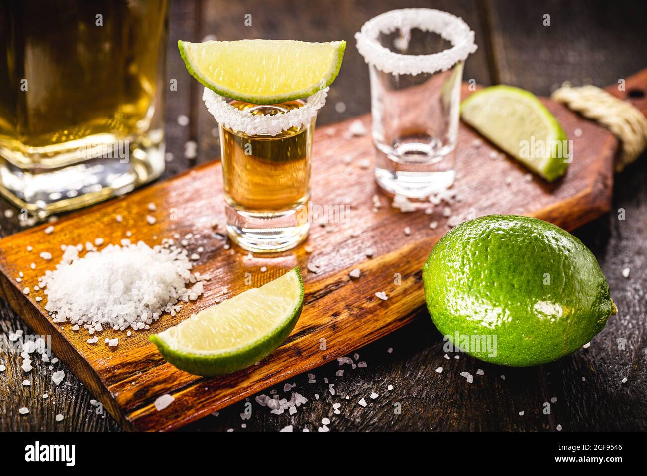 mexikanisches Getränk Tequila wird vorbereitet, Salz und Zitrone, destilliertes lateinisches Getränk Stockfoto