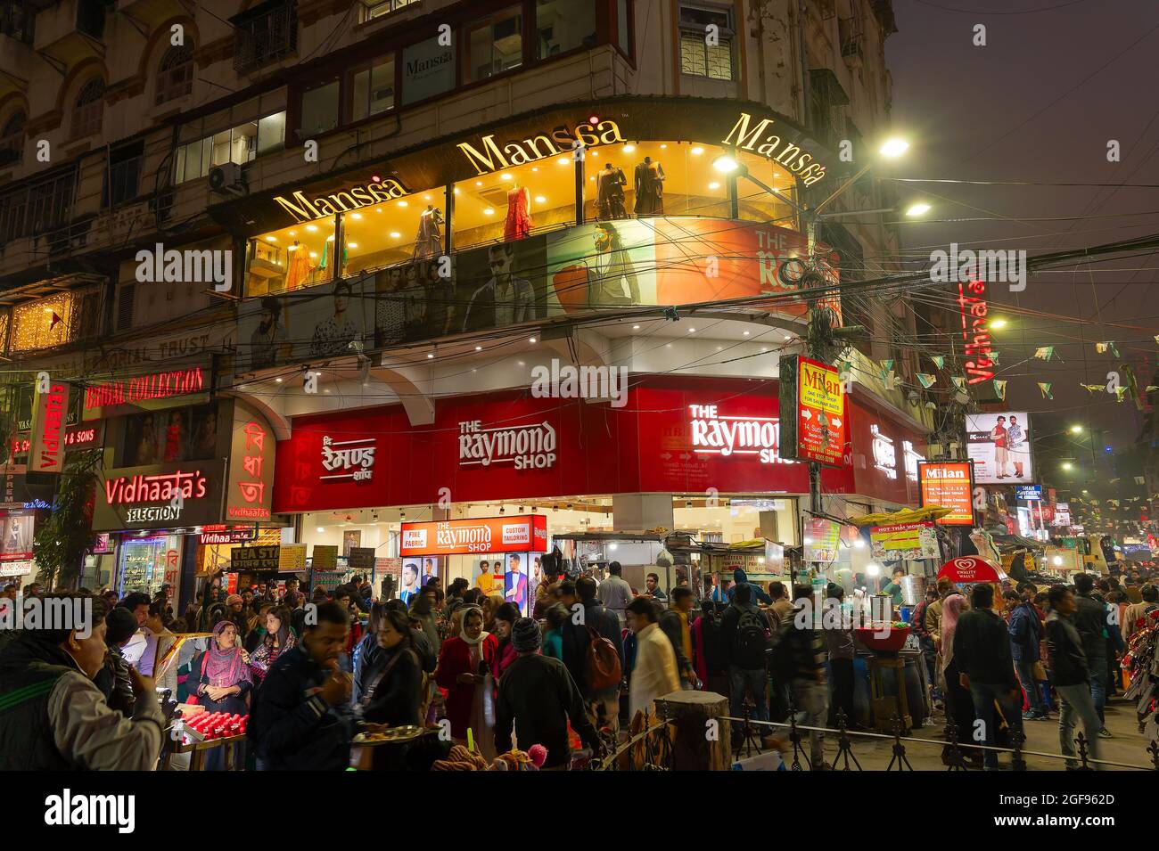 Kalkutta, Westbengalen, Indien - 29. Dezember 2019 : Menschen, die abends auf dem Neuen Markt auf der Esplanade spazieren gehen. Es ist eines der ältesten und belebtesten Stockfoto