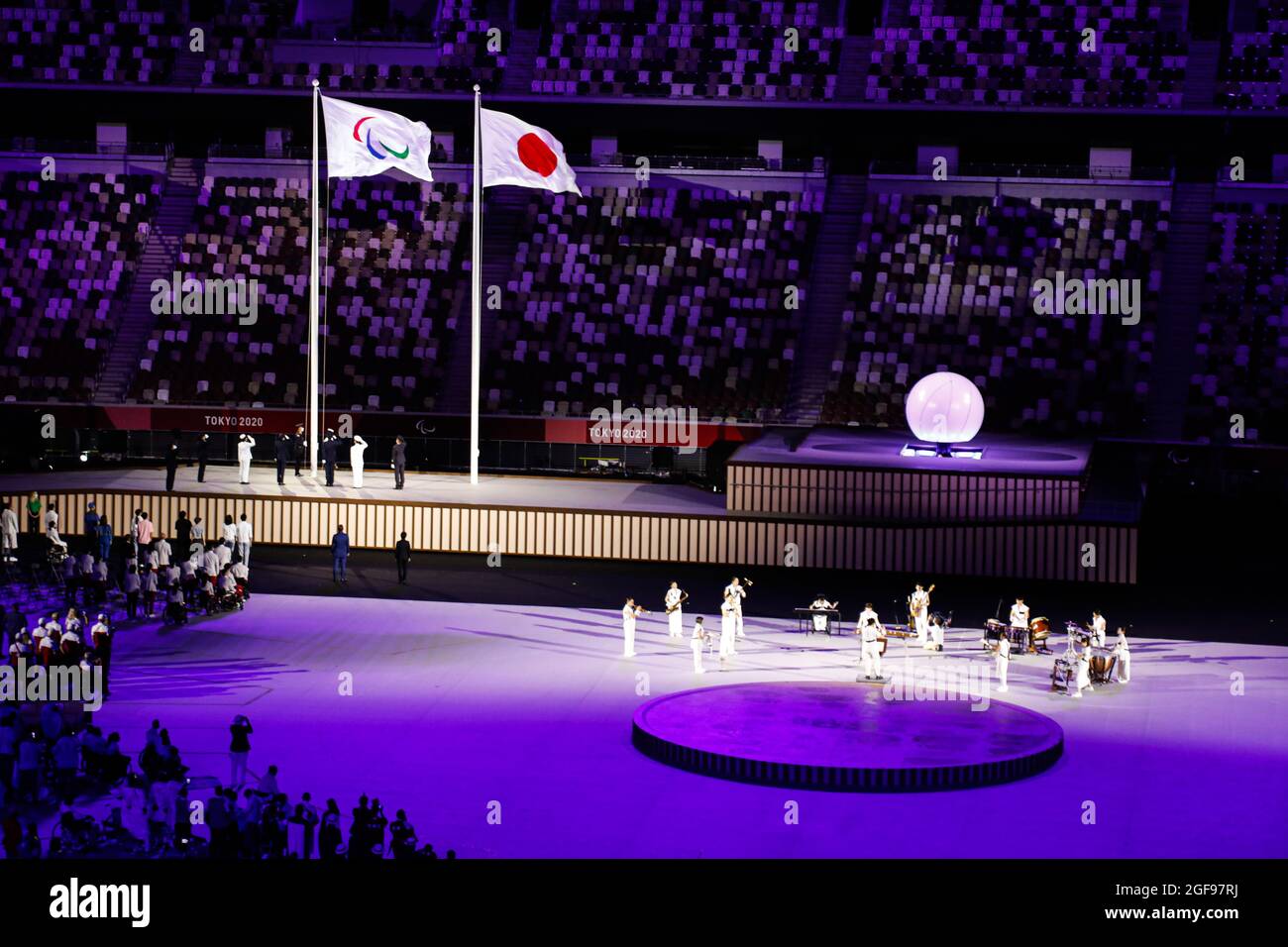 Tokio, Japan. 2021. August. Eröffnungszeremonie der Paralympischen Spiele Tokio 2020, japanische und paralympische Flagge. Kredit: Marco Ciccolella/Alamy Live Nachrichten Stockfoto