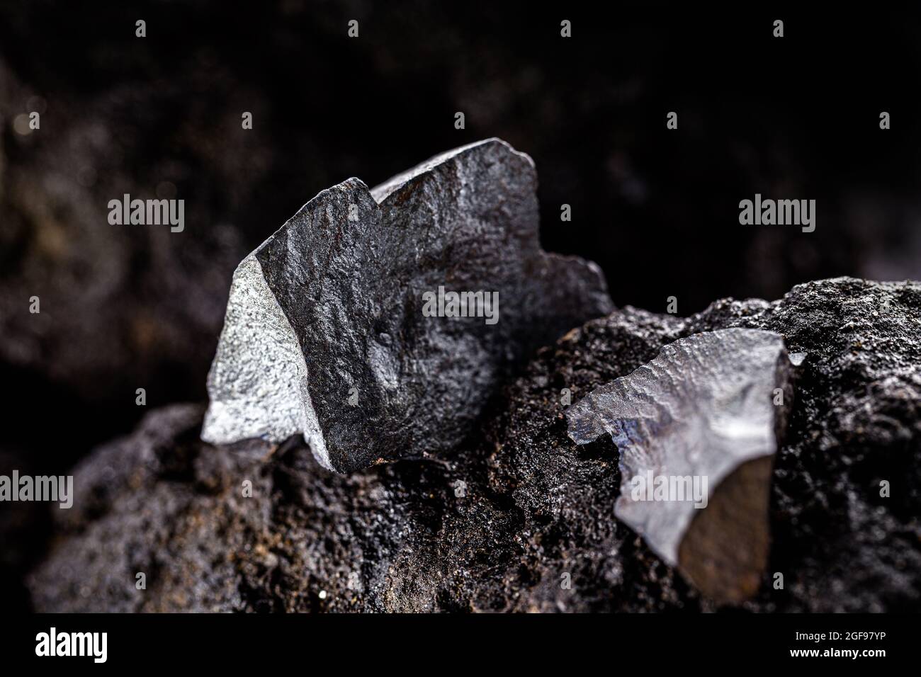 Hämatit auf einer felsigen Basis. Brasilianisches Magnetmetall, größter Hersteller von Hämatit, Export von metallischen Halbedelsteinen Stockfoto