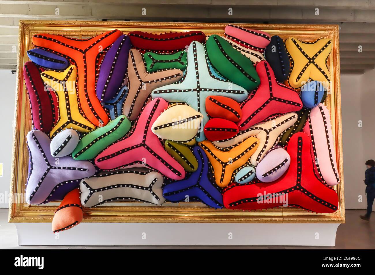 Yorkshire Sculpture Park, UK mit einer Ausstellung von bemerkenswerten Arbeiten von Joana Vasconcelos 'Finisterra'. Stockfoto