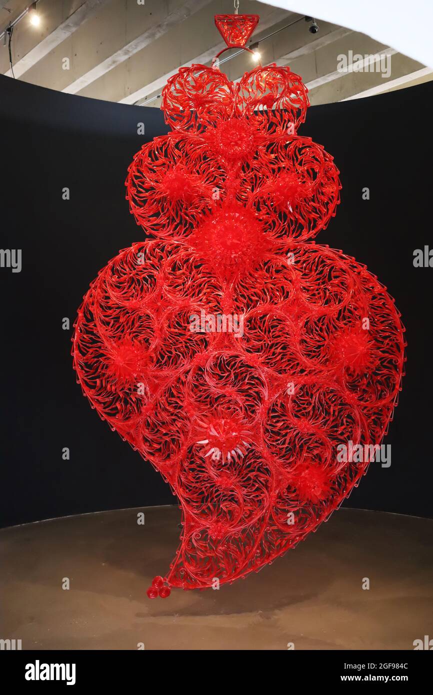 Atemberaubende und aufwendige Skulptur Red Independent Heart von Joana Vasconcelos, wie im Yorkshire Sculpture Park, Großbritannien, gezeigt. Stockfoto