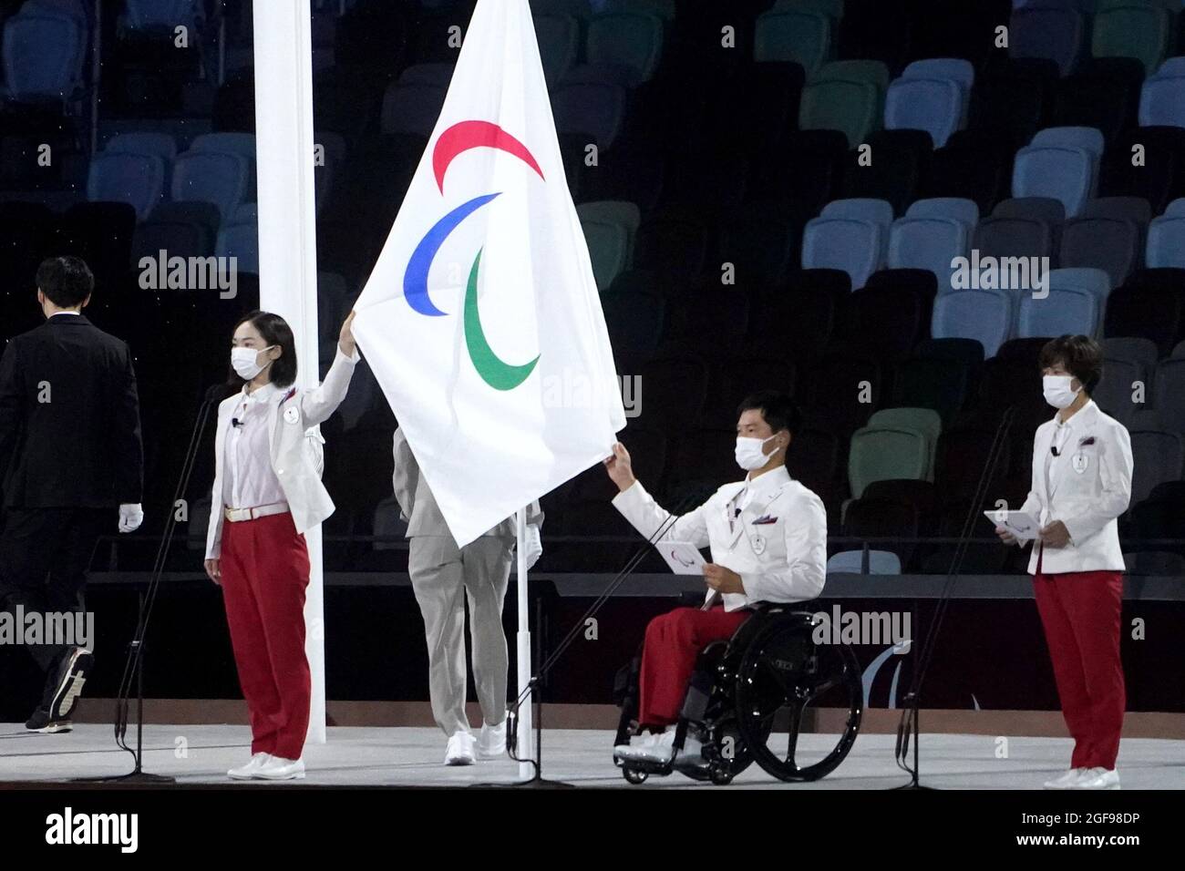 Tokio, Japan. August 2021. Paralympics: Eröffnungsfeier im Olympiastadion. Die olympische Flagge ist im Stadion gehisst. Kredit: Marcus Brandt/dpa/Alamy Live Nachrichten Stockfoto