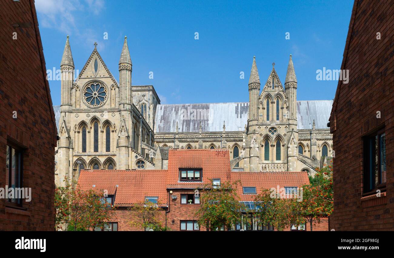 Blick auf die alte Klosterkirche unter hellblauem Himmel im Sommer am 04. August 2021 in Beverley, Yorkshire, Großbritannien. Stockfoto