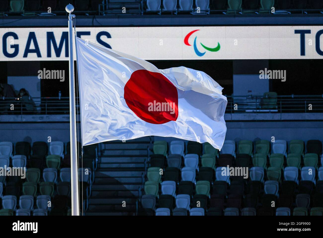 Tokio, Japan. 2021. August. Eröffnungszeremonie der Paralympischen Spiele Tokio 2020. Japanische Flagge Kredit: Marco Ciccolella/Alamy Live News Stockfoto