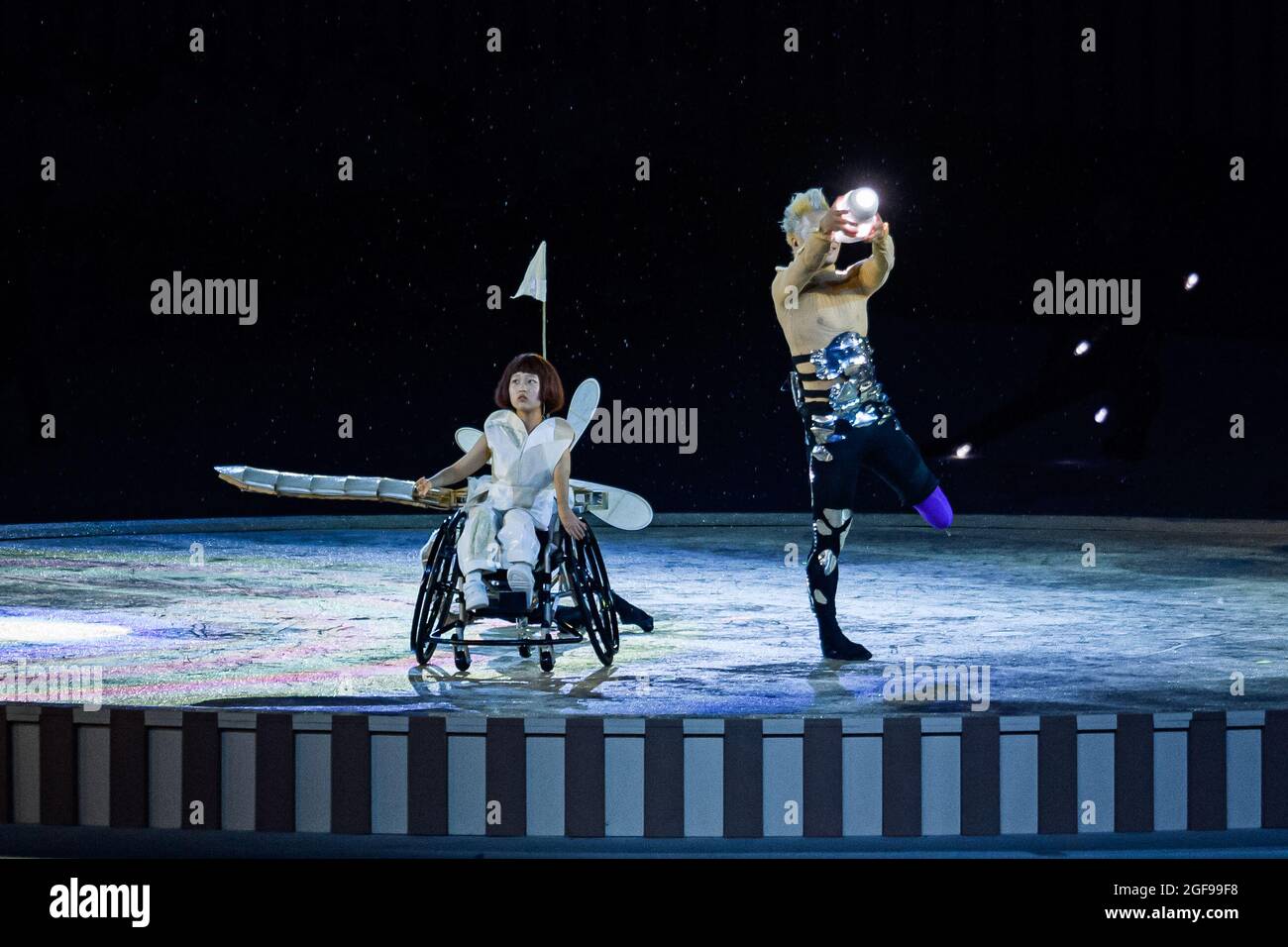 TOKIO, JAPAN. August 2021. Japanische Disable-Künstler treten während der Eröffnungszeremonie der Olympischen Spiele 2020 in Tokio am Dienstag, den 24. August 2021, im Olympiastadion auf. Kredit: Taka G Wu/Alamy Live Nachrichten Stockfoto