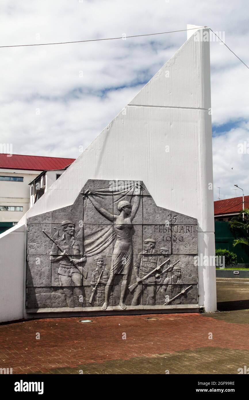 PARAMARIBO, SURINAME - 6. AUGUST 2015: Denkmal des surinamesischen Staatsstreichs von 1980 in Paramaribo, der Hauptstadt von Suriname. Stockfoto
