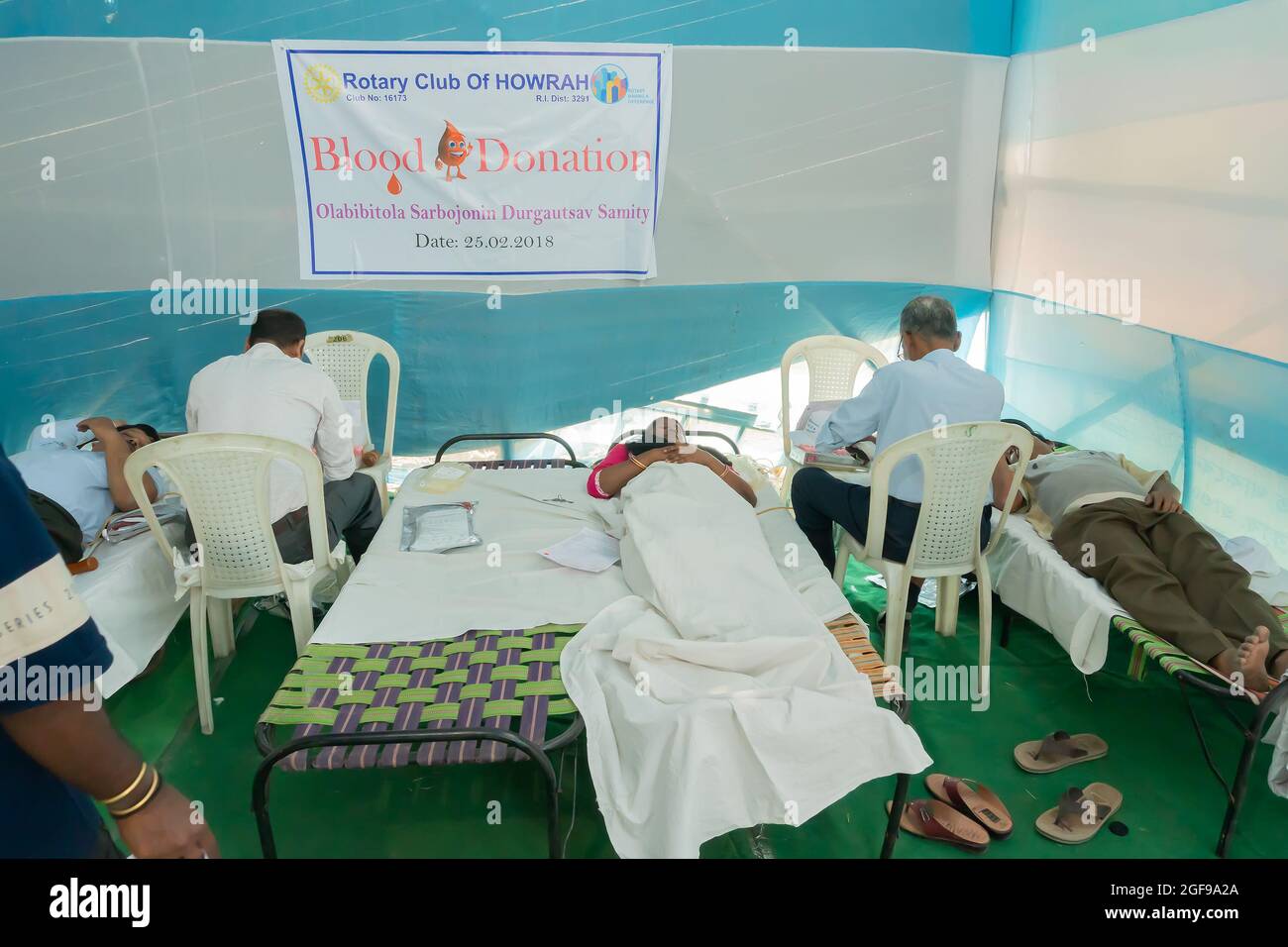 Kalkutta, Westbengalen, Indien - 25. Februar 2018 : Indische Freiwillige, die Blut im Blutspendelager spendet. Stockfoto